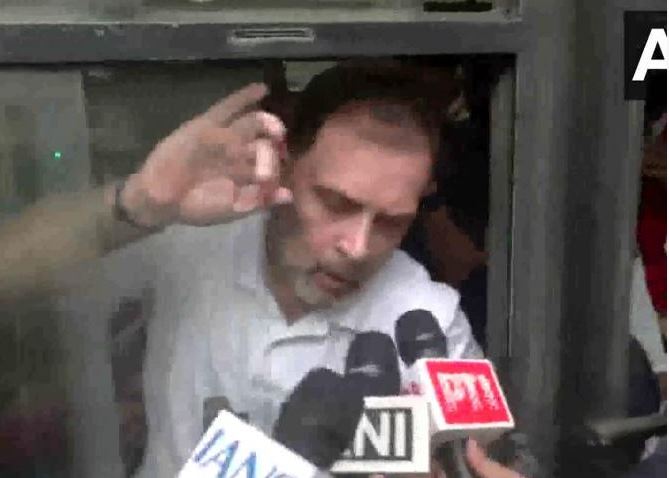 संसद से सड़क तक संग्राम: निर्वाचन आयोग कार्यालय जाने के दौरान हिरासत में लिए गए सभी विपक्षी सांसदों को रिहा किया गया